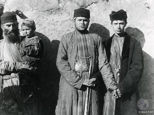 Молодые бухарские евреи в праздничной одежде