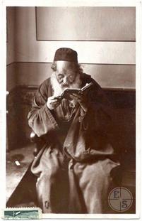 Марокко, 1930. Еврей читает в синагоге
