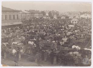 Коломыя. Крестьяне и евреи на рыночной площади в базарный день