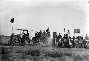 Тракторная колонна выезжает на октябрьскую демонстрацию в поселке Фрайдорф. Евпаторийский район, Крым, 1926 г.