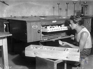 Выемка цыплят из инкубатора. Ларинская машинно­тракторная станция. Крым, 1931 г.