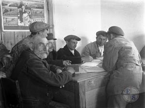 Евреи-колхозники пишут письмо в газету «Дер Эмес». Конец 1920-х гг.