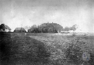 Дом, где 24 декабря 1918 г. махновцами было зарезано 125 колонистов. Сельскохозяйственная колония Нечаевка, Украина. 1922 г.