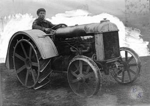 На тракторе. Сельскохозяйственная колония "Фрилинг", Одесский округ, Украина. 1928 г.