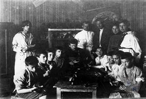 Группа учащихся Еврейской сапожной школы. Киев, Украина. 1920-е гг.