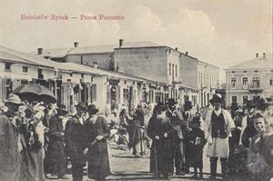 Рожнятов (Ивано-Франк. обл.), евреи на рынке, 1910. Справа на заднем плане отель Вассермана