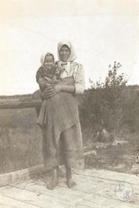 Украинская медсестра с еврейским ребенком. Ровно, 1921. Коллекция YIVO