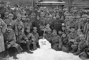 Еврейские солдаты австрийского ландштурма и немецкой армии празднуют Хануку в одной из синагог на территории Галиции