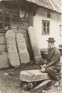 Производство надгробных памятников в с. Подплеша возле Тячева, Закарпатье. Фото Bohumil Vavroušek, 1920-е