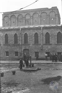 Евреи набирают воду возле синагоги в Тернополе. Фото Адама Бохняка, 1925