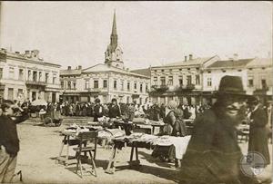Рынок в Стрыю (Львовская обл.), 1916. В объектив крупным планом попал проходящий мимо еврей