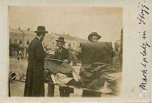 Евреи покупают ткань на рынке в Стрыю (Львовская обл.), 1916
