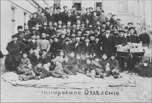 Еврейские рабочие папиросной фабрики караима Стамболи в Феодосии (Крым), 1898