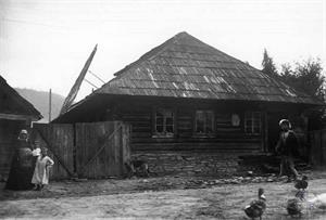 Еврейский дом, часть крыши снимается для устройства Сукки. Закарпатье, 1920е гг. Архив Claudia Erdheim
