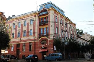 Дом с совой и змеями - бывший Дом союза врачей Буковины, №45. Фото Bukovynka, Википедия