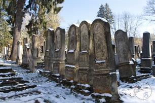 Еврейское кладбище находится почти на выезде из города