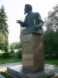 Институт когда-то насил имя Калинина. В его руку студенты всегда вставляли бутылку Институт когда-то насил имя Калинина. В его руку студенты всегда вставляли бутылку