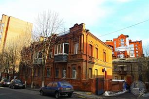 Рядом с бывшей синагогой - характерный дом в "Екатеринославском кирпичном стиле"