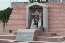 Мемориал жертвам Холокоста возле химзавода
