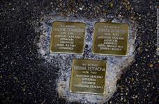 На них - имена евреев, живших в этом доме и убитых во время Катастрофы. Фото dona-anna