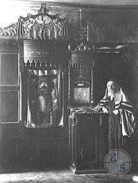 Интересно было б узнать, кто стоит около Арон кодеша. Фото П.Жолтовского, 1930