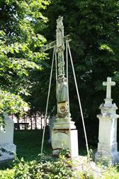 Самое интересное здесь - оригинальный крест на могиле Яна Третецкого