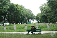Огромная братская могила - замечательное место для романтического свидания