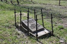 Оригинальное металлическое надгробие - память об украино-еврейском варианте Ромео и Джульетты
