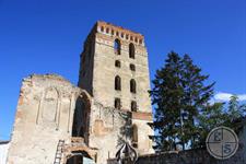 Оборонная башня и руины костела