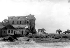 На довоенном фото видны развалины синагоги