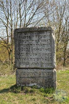 "Given the jewelry instead of the ashes (Yeyshahu, 61:3) Honest man is buried here, rabbi Yehuda Ben rabbi Yakov, nicknamed Yuda. He died on Tuesday 5 kislev a year 5281 from Creation (23/11/1520). There will be a soul [it is tied with souls] Abraham, Yitzhak, Yaakov and all [righteous] "