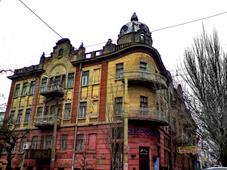 Бывшая гостиница "Европейская" - интересный модерновый домик с рассевшимися по парапету бетонными товарищами Бывшая гостиница "Европейская" - интересный модерновый домик с рассевшимися по парапету бетонными товарищами