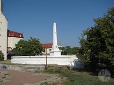 Солнечные часы с памятником Джону Говарду - английскому врачу, который приехал в Херсон бороться с эпидемией холеры Солнечные часы с памятником Джону Говарду - английскому врачу, который приехал в Херсон бороться с эпидемией холеры