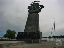 Памятник кораблям Черноморского флота. Самым первым, спущенным на воду с Херсонской верфи, был 66-пушечный линкор "Слава Екатерины" Памятник кораблям Черноморского флота. Самым первым, спущенным на воду с Херсонской верфи, был 66-пушечный линкор "Слава Екатерины"