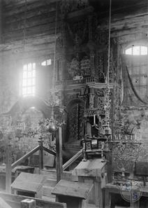 Интерьер синагоги в Берездовцах. Богато декорированный арон кодеш, подсвечники, индивидуальные столики для молящихся