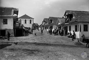 Улица в Вишневце, 1924. На заднем плане видна синагога