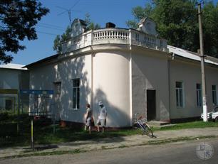 Дом Культуры - возможно, бывш. синагога в Букачевцах, 2010