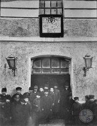 Дети у входа в синагогу, до 1914 г.