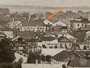 Фрагмент панорамной фотографии, стрелка указывает на синагогу