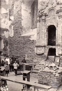 Евреи в разрушенной синагоге, 1929