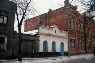 Синагога и еврейская школа (справа), 2000