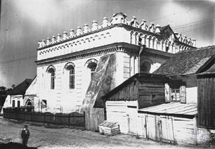 Большая синагога в Любомле, нач. 20 в. Видны слова на иврите над окнами