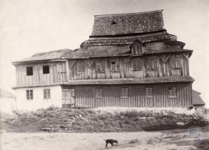 Лянцкоруньская собачка перед синагогой