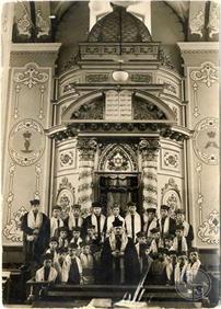 Кантор Давид Кусевицкий и ученики ешивы у арон кодеша синагоги в Ровно, 1935