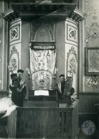 Евреи со свитками Торы возле бимы синагоги в Ровно, нач. 20 в.