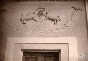 Львы и птицы над дверью, в круге надпись "Корона Торы"