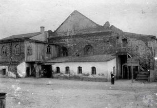 Большая синагога в Степани, 1914. Виден "polish" с железными воротами, слева от него - синагога ремесленников