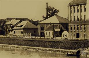 Хасидская синагога третья слева, перед ней - дом шойхета