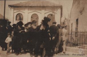 Хасиды перед синагогой, открытка нач. ХХ века