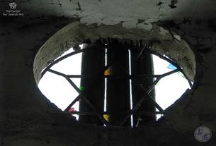 Звезда Давида и остатки цветных витражных стекол. Фото В.Левина, 2010